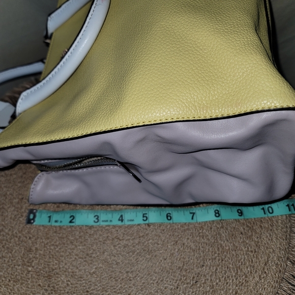 Guess purse - Picture 2 of 12